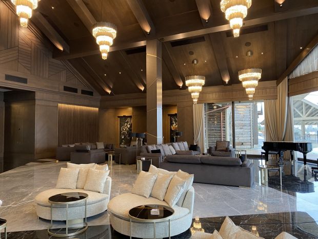 Сочетание персикового и белого цвета в спальне