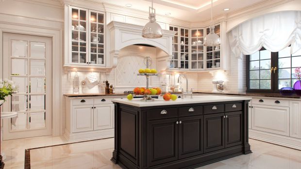 Белая кухня с темным островом