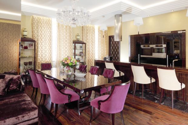 Бордовая мебель в интерьере гостиной