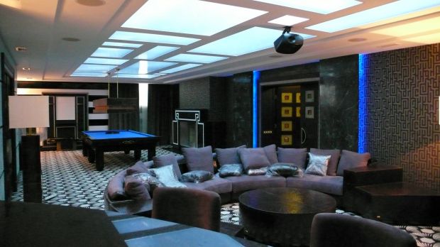 Сочетание черного и синего в интерьере большой гостиной