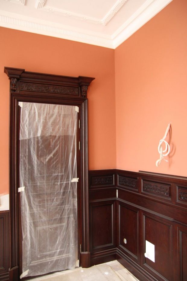 В процессе отделки стены