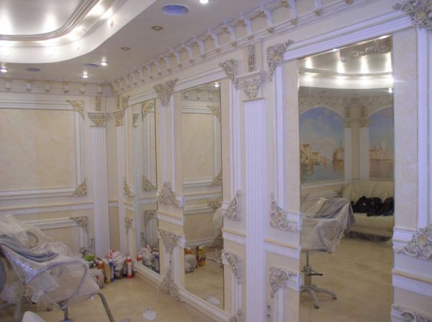 Зеркала на стенах после отделки в салоне красоты