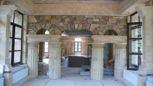 Стены из натурального камня