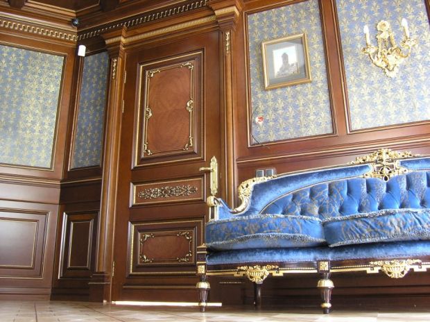 Отделка деревом и золотом