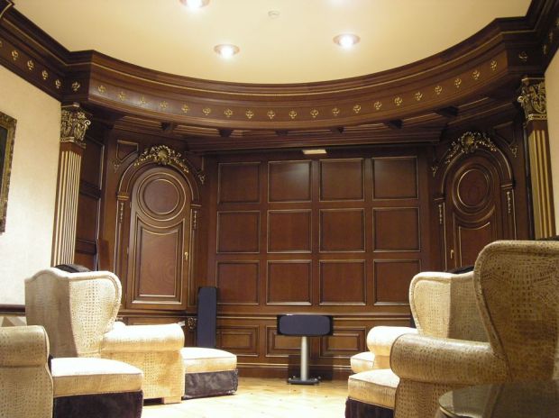 Классическая мебель с красивой отделкой