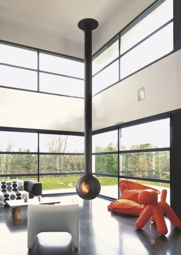 Островной современный камин в доме