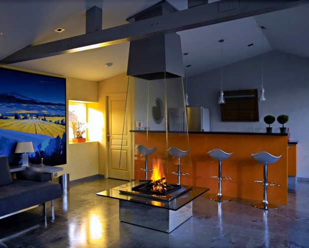 Островной камин в баре