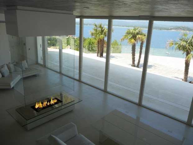 Камин в гостиной на вилле