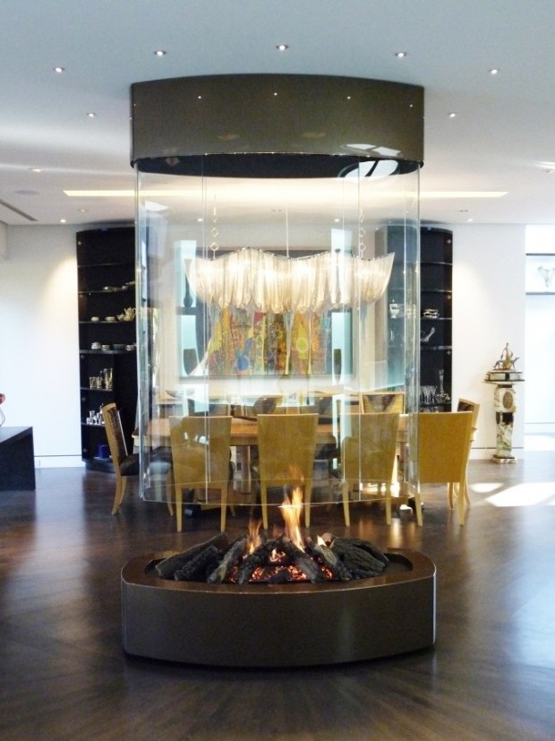 Современный камин со стеклянным дымоходом