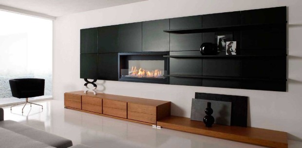 Электрокамин в стене в гостиной на высоте