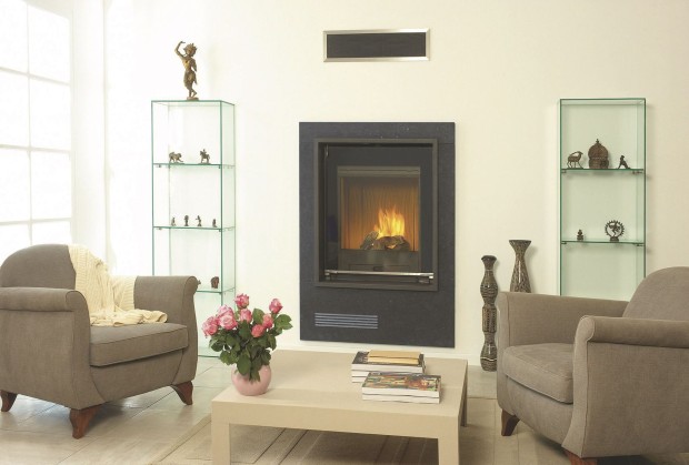 Современная гостиная с камином