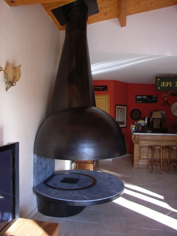 Пристенный современный камин