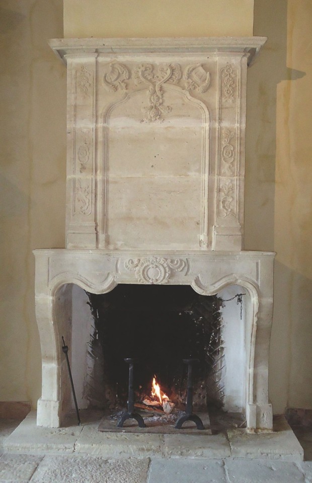 Современный камин в классическом стиле