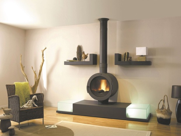 Современная гостиная с пристенным камином