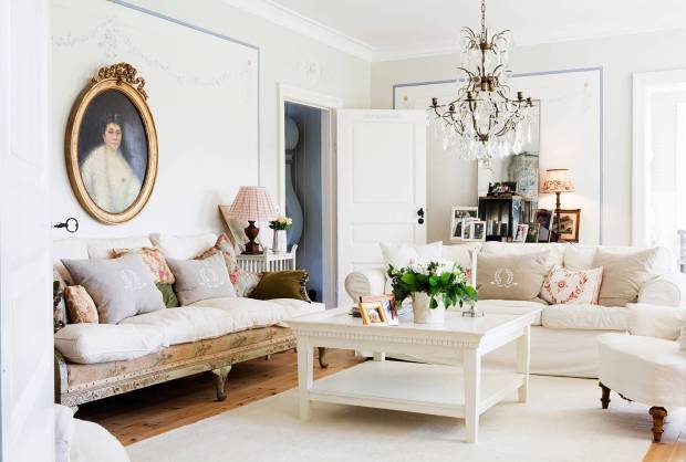 Классический белый цвет в дизайне интерьера гостиной