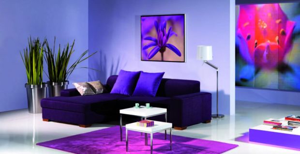 Сочетание фиолетового, синего и голубого в интерьере гостиной