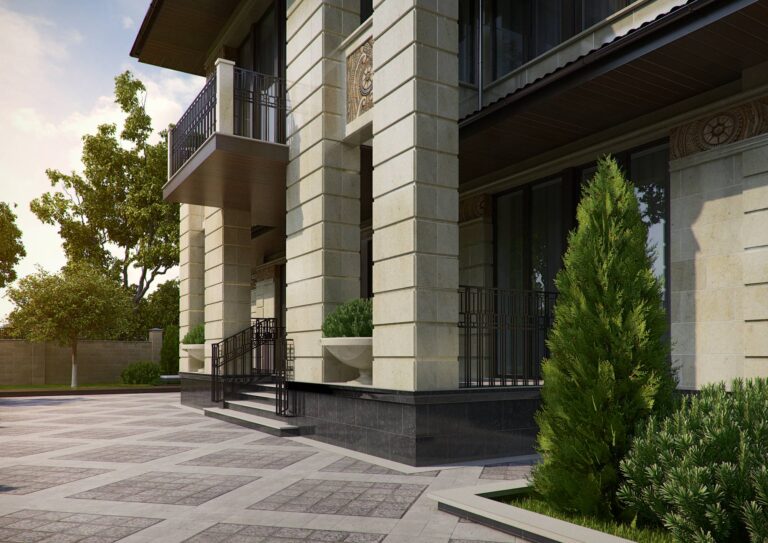 Портик серого цвета, украшенный фризами и вазонами, в фасаде дома