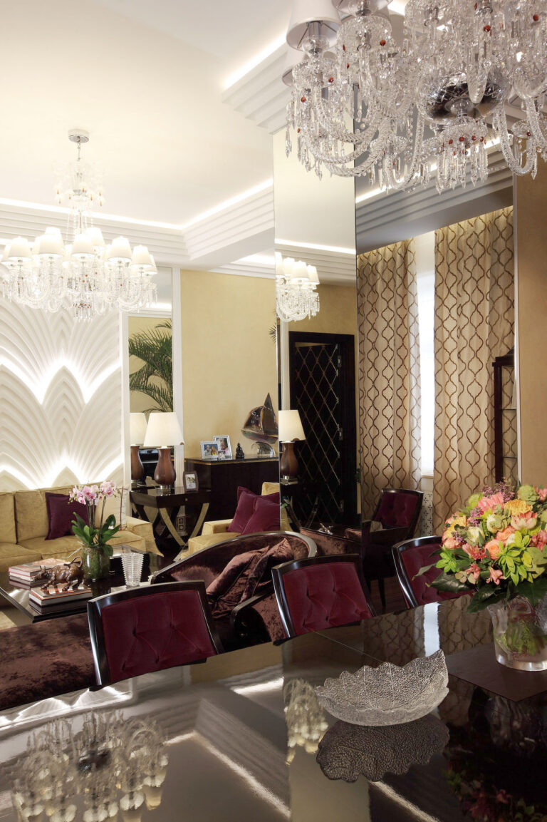 Гостиная и обеденная зона со стеной в зеркальной отделке