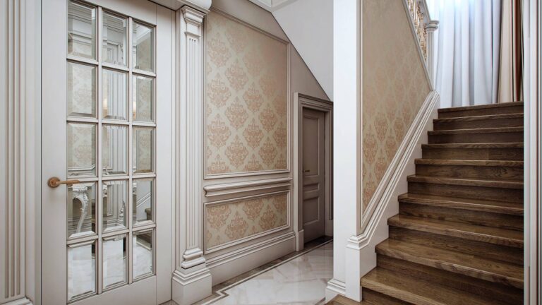 Коридор с лестницей, изготовленной из массива древесины орехового цвета