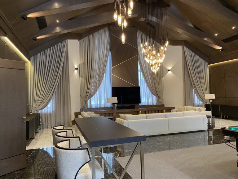 Интерьер бильярдной с зоной отдыха