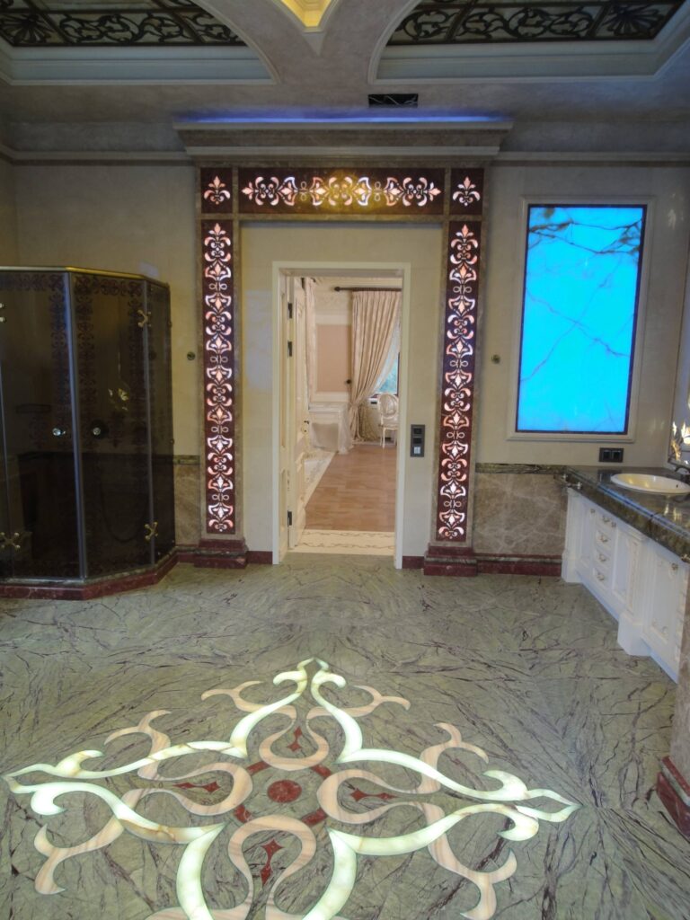 Пол коттеджа после ремонта с узором из камня