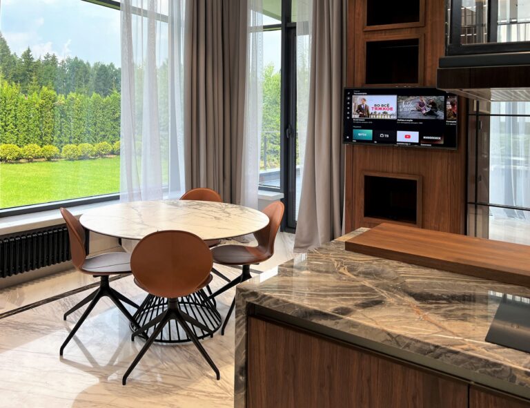 Отделка деревом в современном ремонте кухни