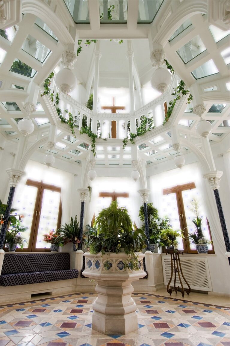 Интерьер террасы с красивым потолком из дерева и стекла