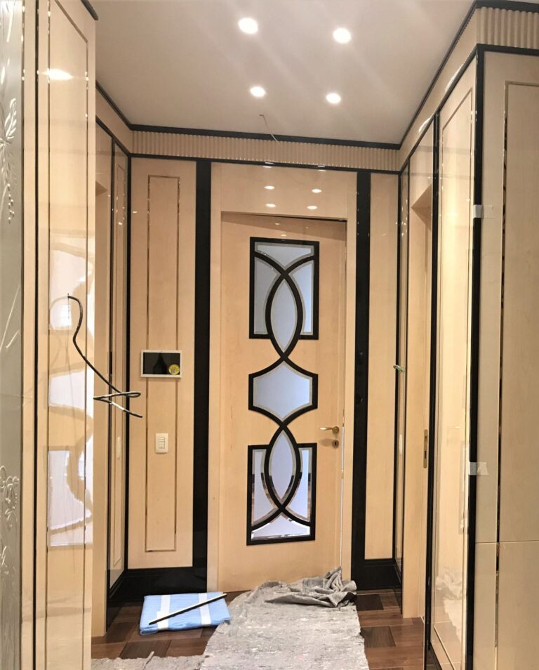 Хромированная и черная отделка глянцевых стеновых панелей цвета слоновой кости