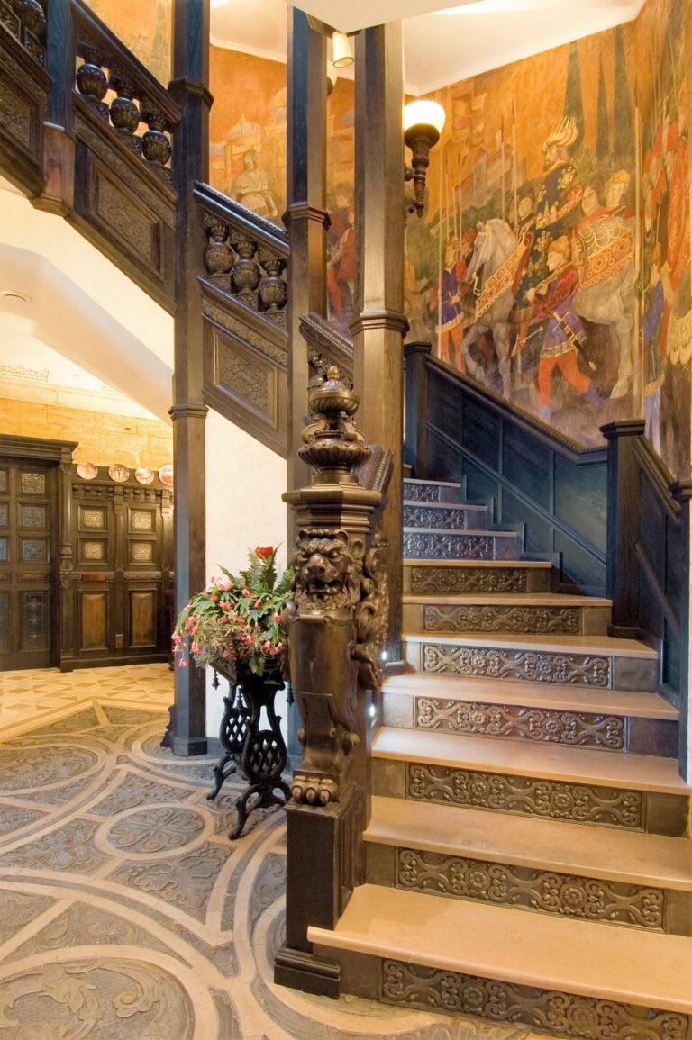 Интерьер лестницы с фресками в средневековом стиле