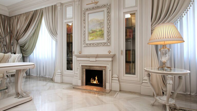 Стена с камином и книжными шкафами, художественно оформленная панелями