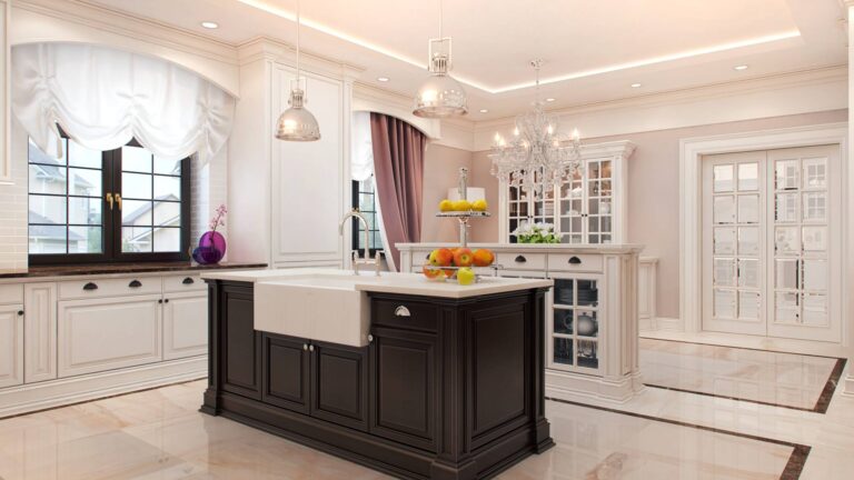 Кухня в классическом стиле, выдержанная в светлых пастельных тонах