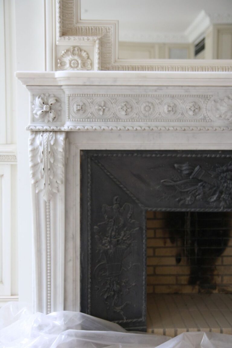 Деревянный резной декор в отделке камина после ремонта