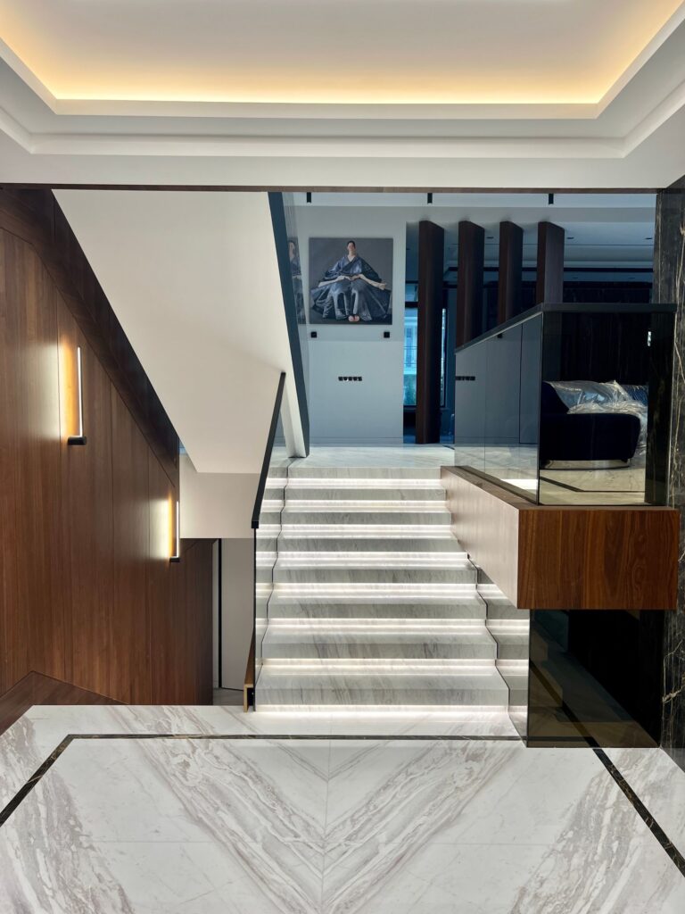 Дизайн лестницы с современным ремонтом