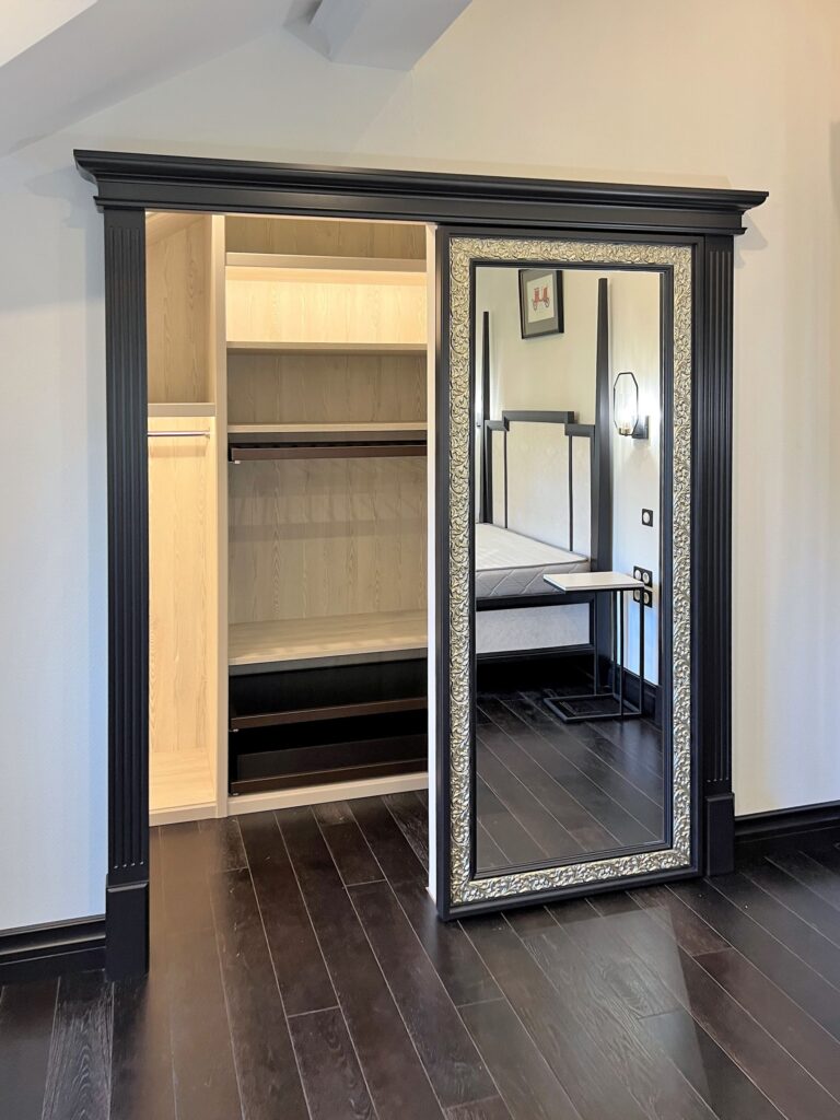 Раздвижное зеркало в гардеробной