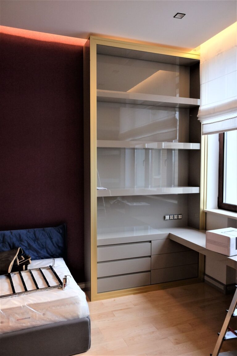 Спальня с открытым светло-серым глянцевым шкафом