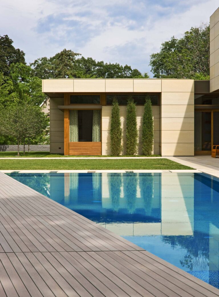 Открытый бассейн в дизайне территории частного дома