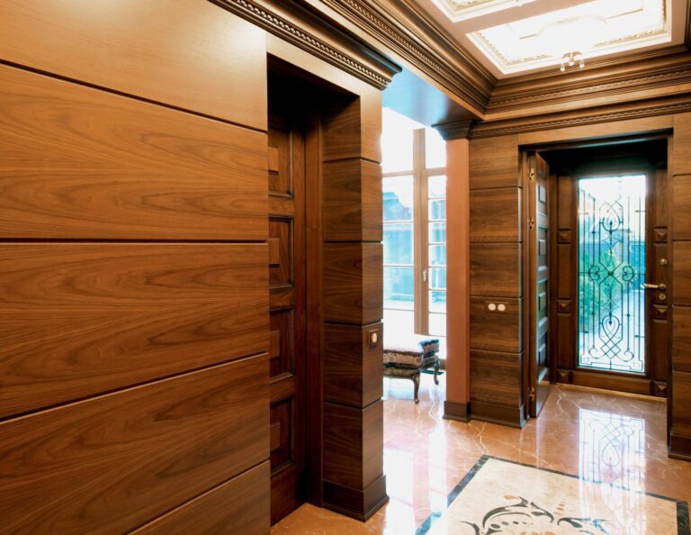 Уютный дизайн холла с узорным полом из камня