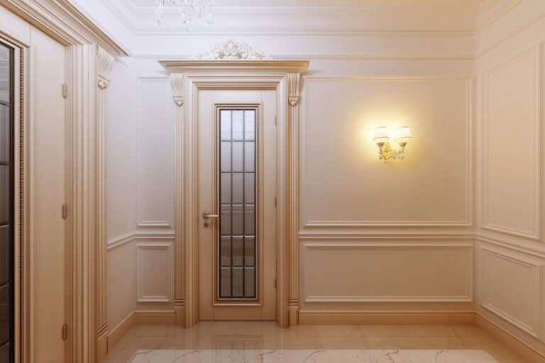 Интерьер коридора в бежевых тонах с резными дверьми
