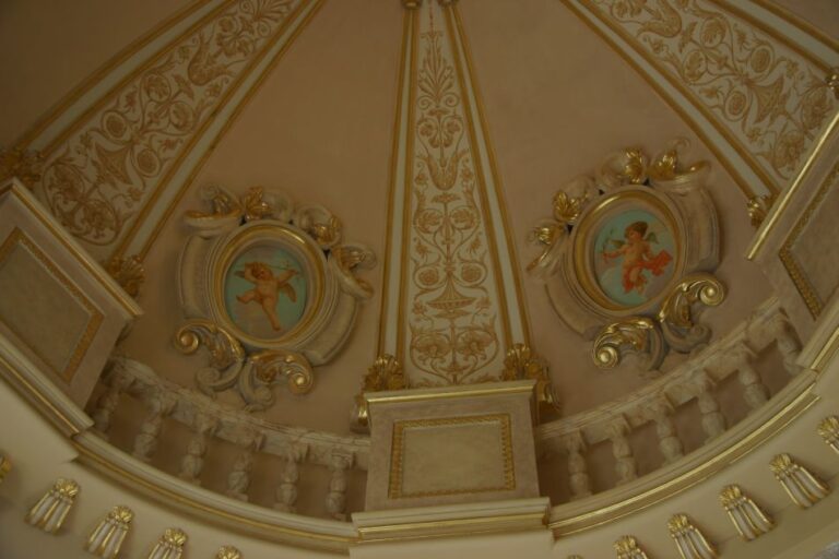 Ремонт потолка коттеджа с золотистым орнаментом