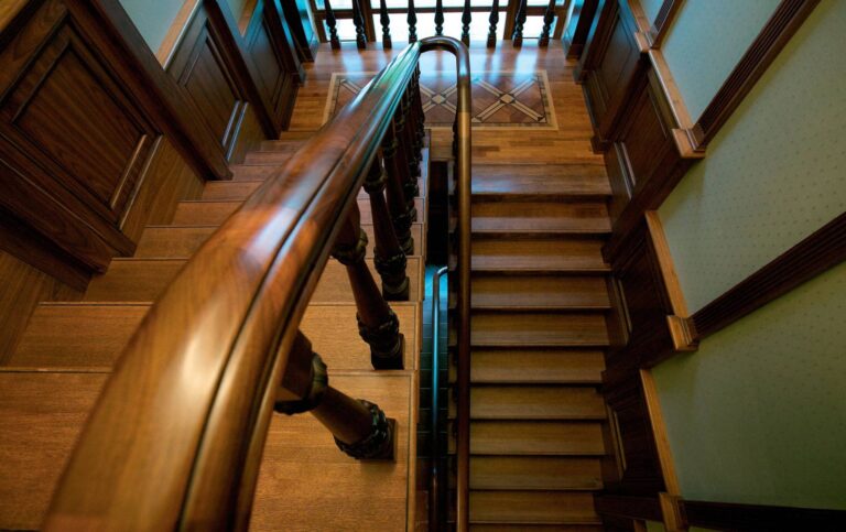 Элегантная лестница с орнаментом на площадке в дизайне дома