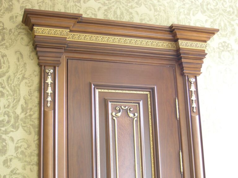 Готовый ремонт дома с золоченным узором на двери