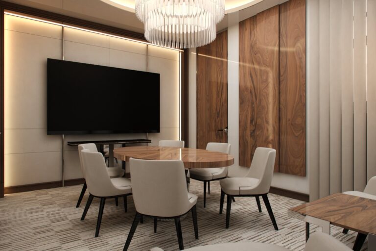 Интерьер переговорной с большой люстрой