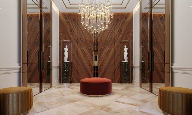 Высокие зеркальные двери в большом холле