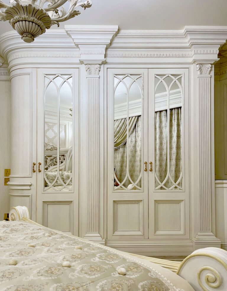 Интерьер спальни с зеркальными резными шкафами