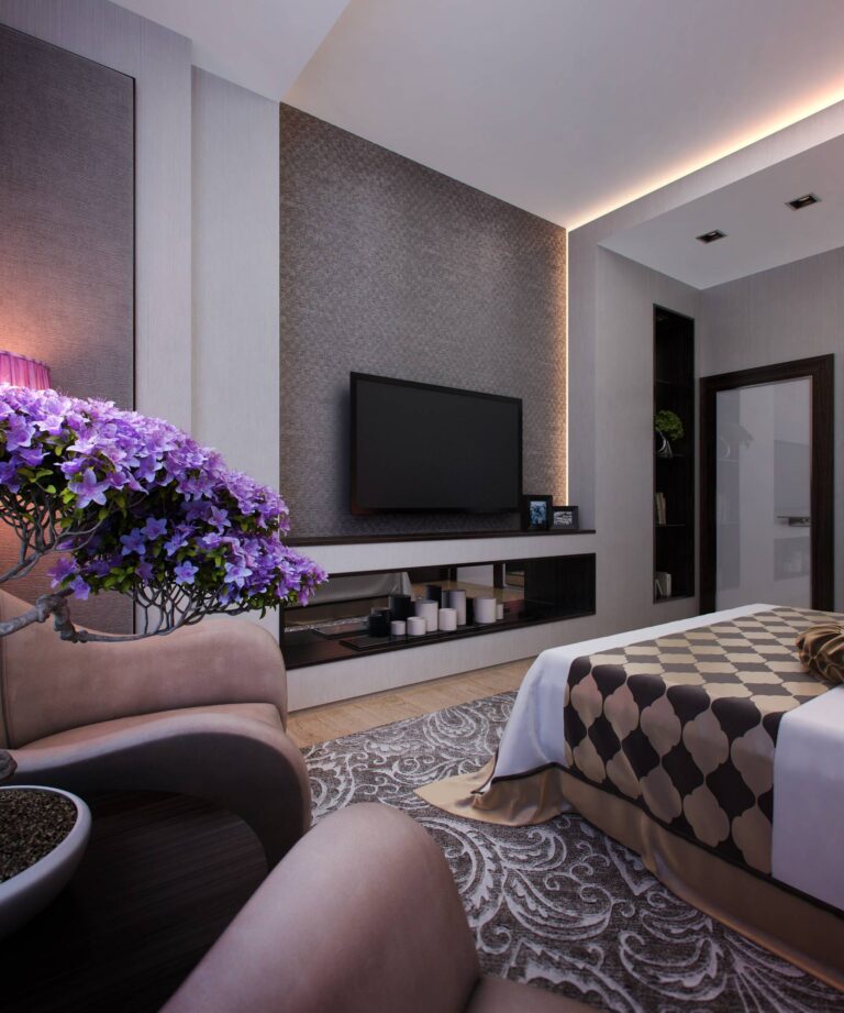 Интерьер просторной спальни с серым узорчатым ковром