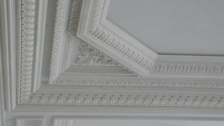 Ремонт потолка коттеджа с фигурным лепным орнаментом