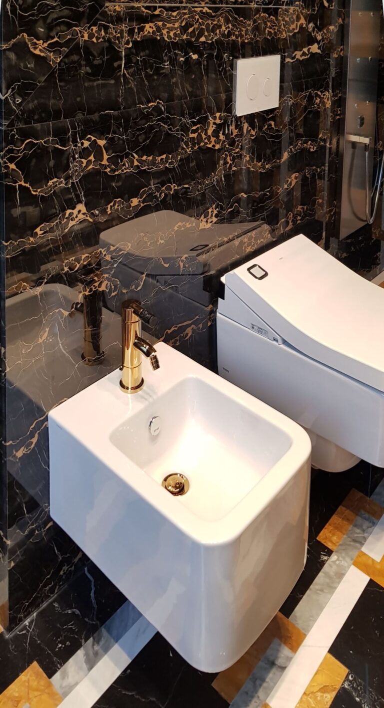 Санузел с белой сантехникой с настенным креплением