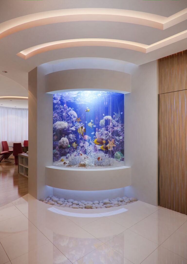 Интерьер прихожей в белых тонах со встроенным аквариумом