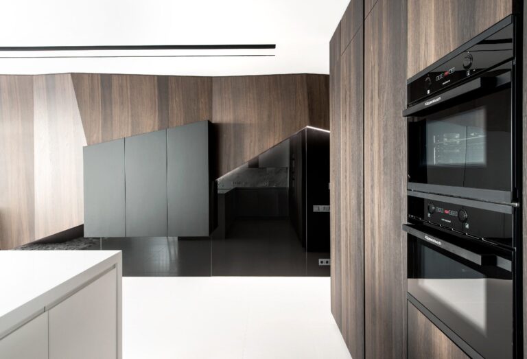 Панели из обожженного дуба в дизайне кухни