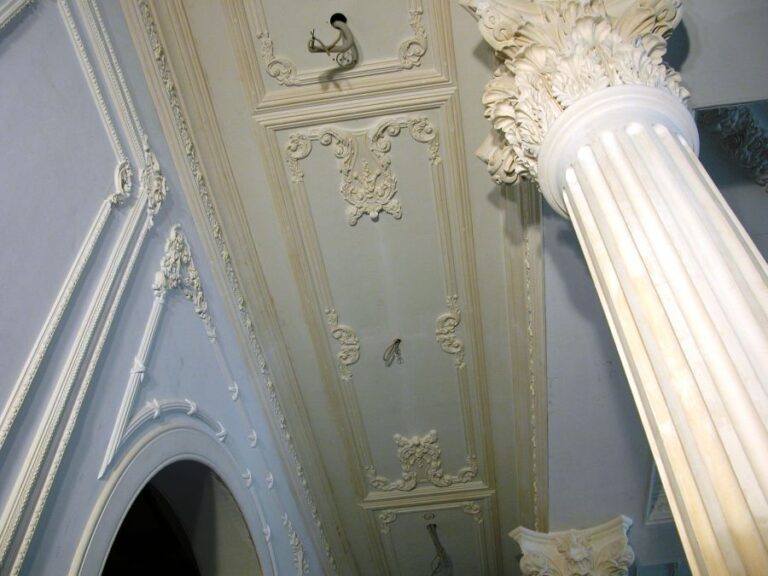 Потолок коттеджа с рельефной лепниной в классическом стиле